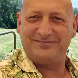 Jacek Wójcik z "Królowych życia" pręży mięśnie podczas ćwiczeń. W komentarzach porównania do Pudzianowskiego! [ZDJĘCIE]