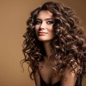 Te sposoby na loki podbijają internet! Tak zrobisz spektakularną fryzurę na studniówkę