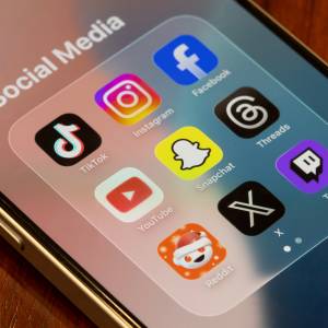 Zakaz mediów społecznościowych dla małoletnich. Kolejny kraj zdecydował