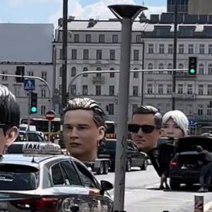 Ogromne podobizny Darii Zawiałow, Mroza i braci Kacperczyk podróżowały po Warszawie! O co chodzi?