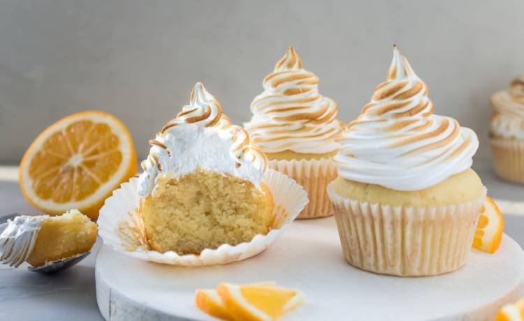Wielkanoc 2020. Przepis na babeczki cytrynowe z bezą. Zobacz, jak je przyrządzić!