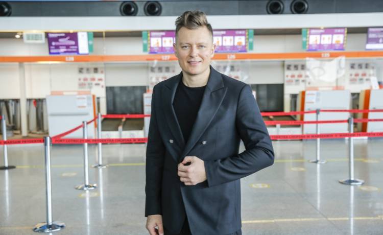 Rafał Brzozowski zaczynał karierę, rozbierając się przed kamerą. Tak wyglądały jego początki [WIDEO]