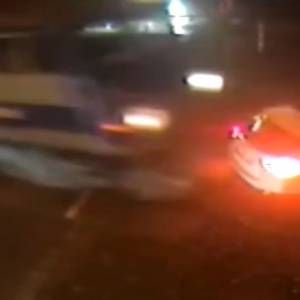 Włączyła kierunkowskaz i skręciła na tory. Chwilę później w auto uderzył pociąg [WIDEO]