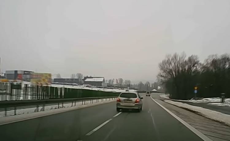 Dachowanie po wyprzedzaniu na Zakopiance. Nagranie opublikowano ku przestrodze! [WIDEO]