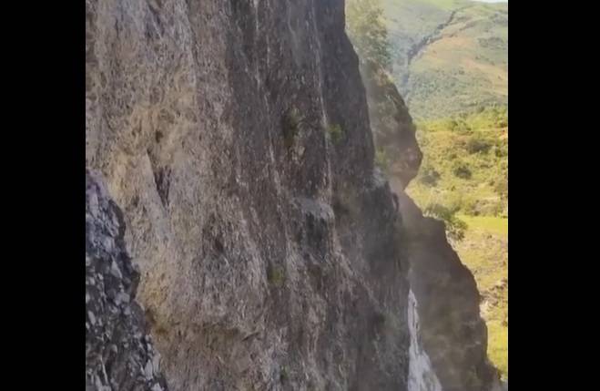 Dziki zbiegają z niemal pionowego urwiska! "Ekstremalnie dzikie zejście". Nagranie robi furorę w sieci! [WIDEO]