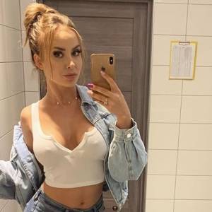 Julia z "Hotelu Paradise 2" odważnie eksponuje biust na bardzo śmiałym zdjęciu. Pozuje bez stanika