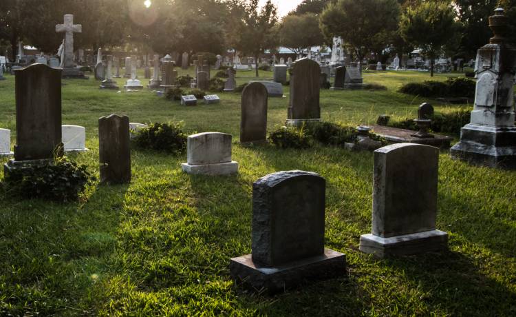 Nieszczęścia, choroby, śmierć. To ściągniesz na siebie, jeśli na cmentarzu zrobisz jedną z tych 4 rzeczy