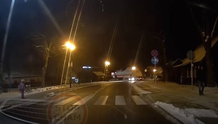 Próbował przepuścić dziewczynkę na pasach, ale... inni nie chcieli. "Brawo dla dziecka!" [WIDEO]