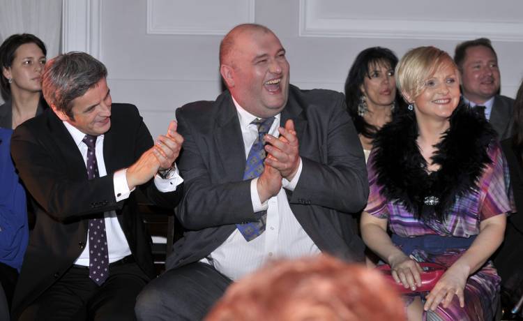 Na zdjęciu aktorzy znani widzom z „Ojca Mateusza”: Piotr Polk (inspektor Orest Możejko), Michał Piela (aspirant Mieczysław Nocul) i Ewa Konstancja Bułhak (Barbara Nocul), fot. AKPA