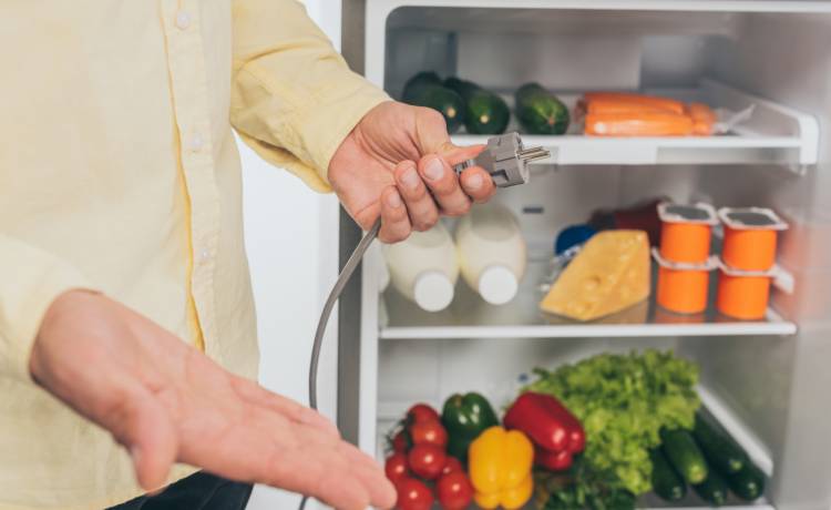 Polacy podłączają lodówkę do przedłużacza. To błąd!