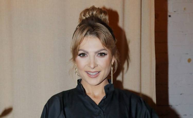 Magdalena Narożna "przyłapana" przez fotografa. Cekinowa suknia z głębokim rozcięciem przyciąga wzrok 