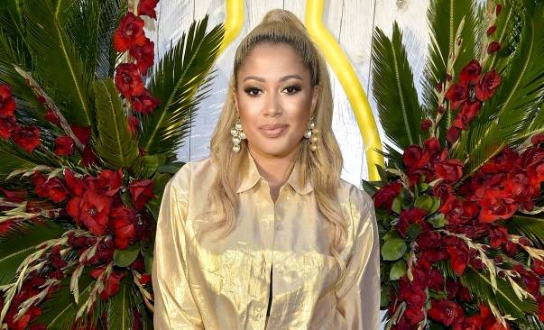 Patricia Kazadi kusi w negliżu. Na nagie ciało narzuciła tylko szlafrok. Nie zakrył wiele [FOTO]