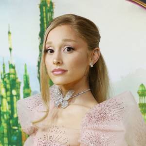 Ariana Grande zachwyciła kreacją na premierze filmu „Wicked”. Jej biżuteria jest warta fortunę