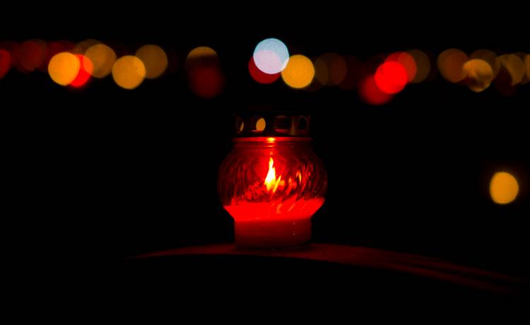 Co zrobić, żeby znicz palił się dłużej? Prosty sposób