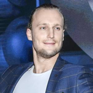 Karol Dziuba prywatnie. Teść gwiazdora nowego serialu TVP to znany aktor! 