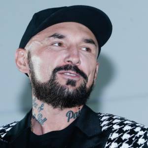 Patryk Vega pokazał fotografię sprzed lat. "Aż tyle włosów było"? [ZDJĘCIE]