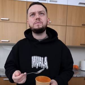 Jak smakuje i ile kosztuje jedzenie na stołówce sejmowej? Książulo sprawdził 