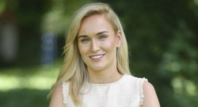 Kamila Boś z "Rolnik szuka żony" odsłania nogi, pozując w krótkiej sukience. Tak prezentowała się na ślubie Joanny i Kamila