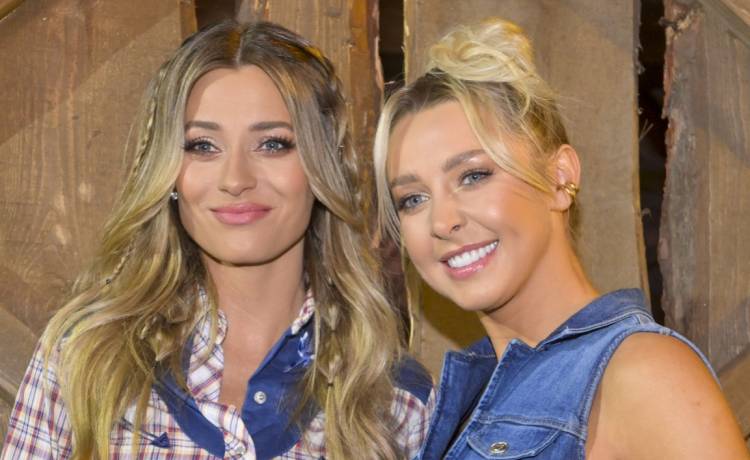 Marcelina Zawadzka i Ilona Krawczyńska jako prowadzące program „Farma”. Fot. AKPA