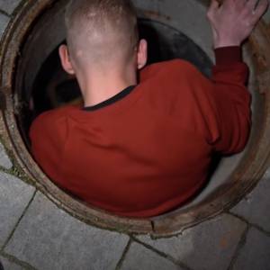 Patoyoutuberzy wykorzystali niepełnosprawnego chłopaka do wykonywania obrzydliwych zadań za pieniądze. "Prostackie, poniżające osoby"