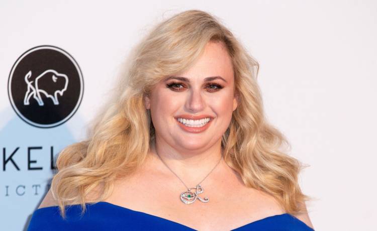 Prezentuje wdzięki po metamorfozie. Odchudzona Rebel Wilson w kusym stroju cheerleaderki [WIDEO]