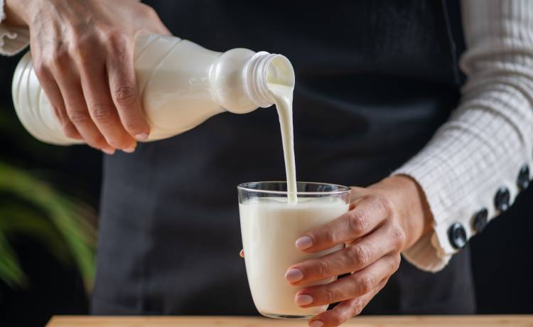 Sekret płaskiego brzucha? Odkryj napój, który działa cuda nocą! Fot. Shutterstock/Microgen