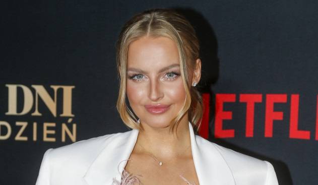 Karolina Pisarek prezentuje dekolt w łóżku. Fanom opadły szczęki: "Piękność" [FOTO]