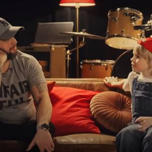 Peja w ogniu pytań dziesięciolatka! Raper zaśpiewał też o... krasnoludkach [WIDEO]