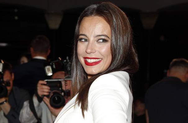 Prześwitująca narzutka i skąpe bikini. Tak Anna Mucha stanęła przed aparatem! [ZDJĘCIE]