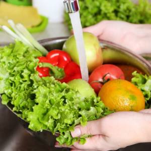 Jak prawidłowo myć owoce i warzywa? Domowe sposoby na chemikalia, pestycydy i bakterie