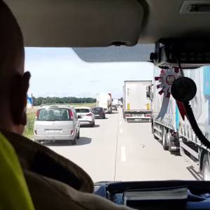 Nieprawidłowo utworzony korytarz życia po wypadku na A4. Strażacy zareagowali w mocnych słowach [WIDEO]