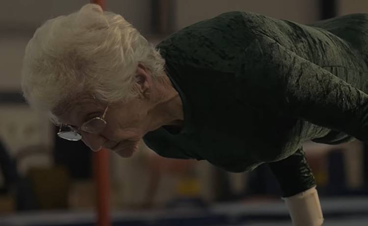 Jest najstarszą gimnastyczką na świecie. Jej kondycja jest niewiarygodna! [WIDEO]