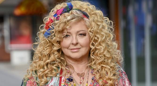 "Kwitną jak pani besos". Magda Gessler zasłania się jedynie rubinowym bukietem [FOTO]