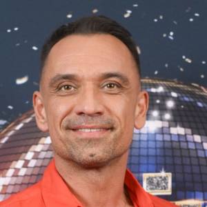 Aleksander Mackiewicz już nie do wzięcia! Aktor poślubił wieloletnią partnerkę. Zdjęcia trafiły do sieci 