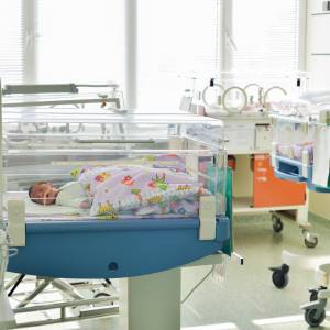 "Mamy dużo chorych niemowląt". Dzieci coraz ciężej chorują na Covid-19. Co dolega najmłodszym pacjentom? 