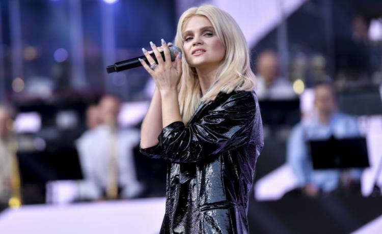 Margaret zachwyca stylową kreacją w pepitkę. Wyeksponowała zgrabne nogi i płaski brzuch. "Ślicznotka" [ZDJĘCIA]