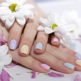 8 najmodniejszych manicure na marzec. Inspiracje, które Odmienią twoje paznokcie