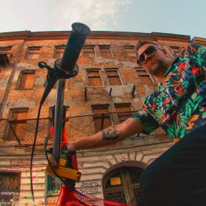 TEDE wjeżdża na rowerze z neobumbapowym brzmieniem. Tego jeszcze nie było! [WIDEO]