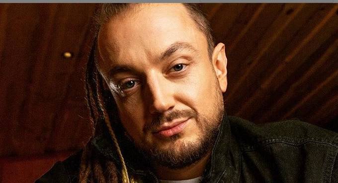 Długie dredy to już przeszłość. Aleksander Baron w nowej fryzurze!