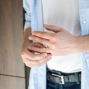 Co oznacza bawienie się obrączką ślubną? Eksperci tłumaczą