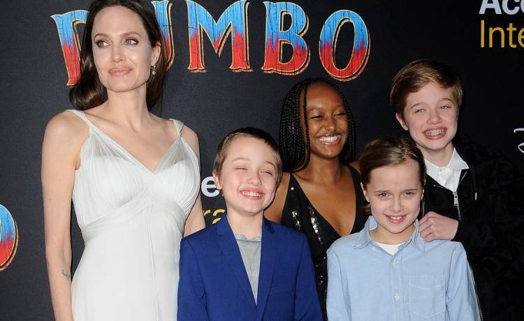 Shiloh Jolie-Pitt ma już 17 lat i szokuje stylizacjami. Wygląda jak młoda Angelina Jolie! [FOTO]