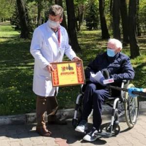 100-letni pacjent z Warszawy wygrał z koronawirusem. To były partyzant                 