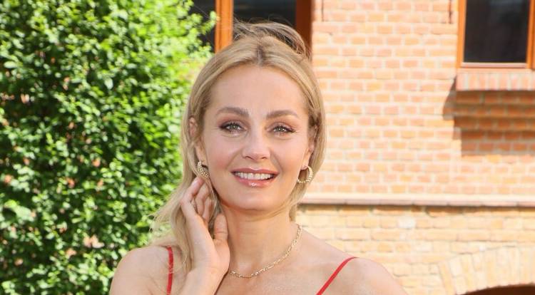 Małgorzata Socha założyła suknię z głębokim dekoltem i zapozowała do zdjęcia. Internauci nie wiedzą, gdzie podziać wzrok! 