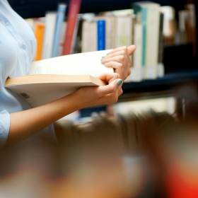 Oto ulubieni pisarze i pisarki Polaków! Ich książki wybieramy najczęściej