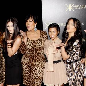 Gang sióstr Kardashian-Jenner kusi w sieci. Celebrytki wiedzą, jak podkreślić swoje wdzięki! [FOTO]