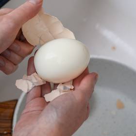 Dodaj ten składnik do gotujących się jajek – skorupka odejdzie sama!