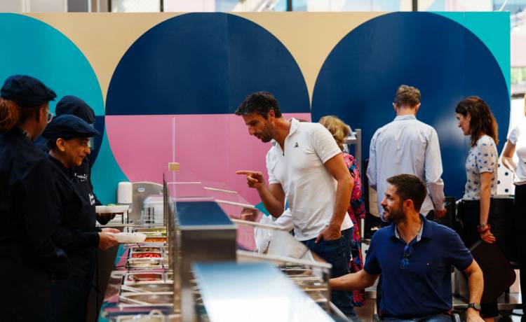 Restauracja w wiosce olimpijskiej, fot. DIMITAR DILKOFF/AFP/East News