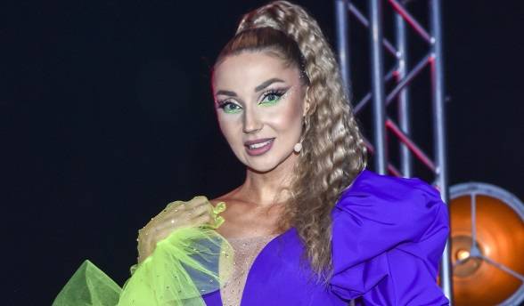 Cleo podgrzewa atmosferę. Wokalistka pozuje w biustonoszu. Fani: "Cudowna"