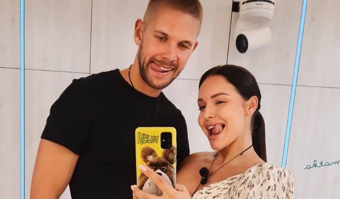 "Love Island". Konrad zakończył związek z Oliwią i wyjechał z kraju! Teraz tłumaczy się w sieci: "Nie zarzucajcie mi fałszu"