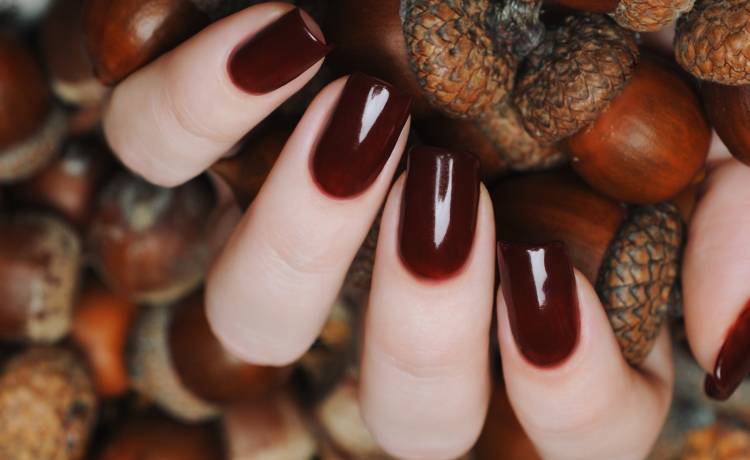 Paznokcie na jesień. Ciekawe wzory, kolory i faktury, które robią wrażenie!
